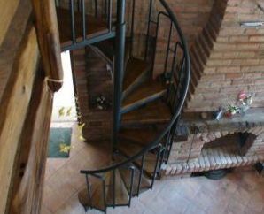 Tlocrtni pogled odozgo na spiralne stepenice